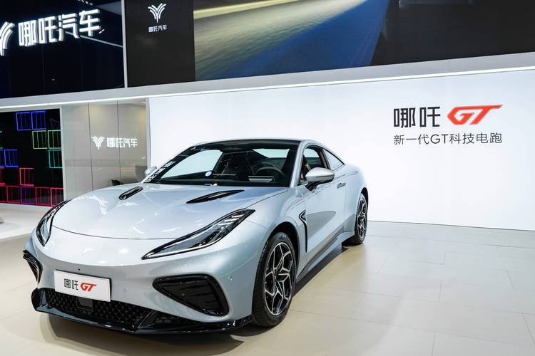 深圳159哪吒汽车在智能汽车领域的表现，领途汽车在新能源汽车市场中的影响力